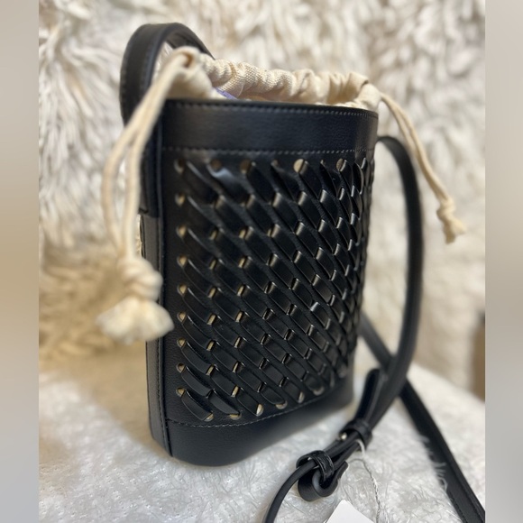🖤🖤NWT- ADORABLE BLACK WOVEN BUCKET CROSSBODY W/ INTERIOR DRAWSTRING BAG🖤🖤 - Picture 7 of 14